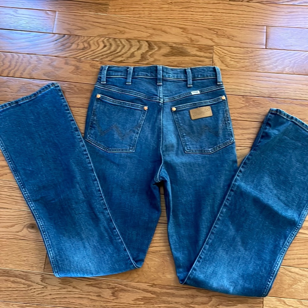 New without tags Women’s Wranglers size 27x34. Purchased at Boot Barn-Nashville